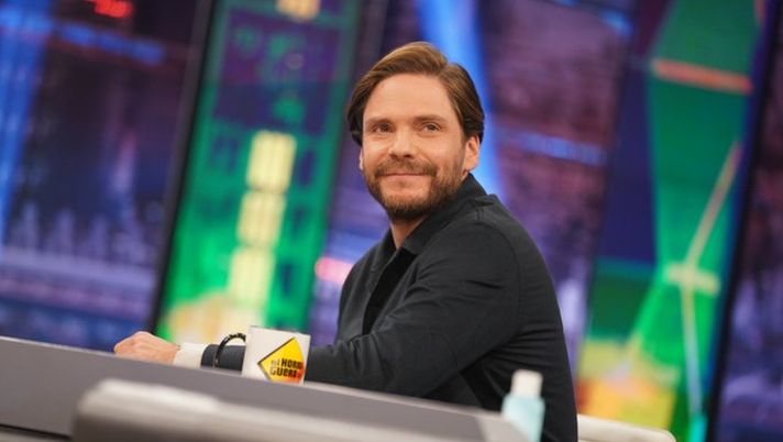 Daniel Bruhl, l’attore tifa Barça: “Sono amico di Xavi e mi ha detto di non venire in tv…” Daniel Bruhl, l’attore tifa Barça: “Sono amico di Xavi e mi ha detto di non venire in tv…” - immagine 1