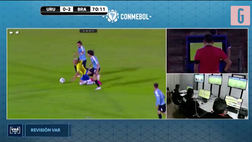 VIDEO Uruguay-Brasile, Cavani perde la testa: fallaccio su Richarlison e rosso diretto. Le immagini