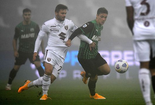  REGGIO NELL'EMILIA, ITALY - OCTOBER 23: Karol Linetty of Torino FC competes for the ball with Giacomo Raspadori of US Sassuolo during the Serie A match between US Sassuolo and Torino FC at Mapei Stadium - Città del Tricolore on October 23, 2020 in Reggio nell'Emilia, Italy. (Photo by Alessandro Sabattini/Getty Images) 
