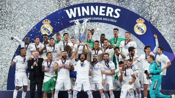 PARIS, FRANCE - MAY 28: Marcelo of Real Madrid lifts the UEFA Champions League Trophy after their sides victory in the UEFA Champions League final match between Liverpool FC and Real Madrid at Stade de France on May 28, 2022 in Paris, France. (Photo by Julian Finney/Getty Images) Champions League, Real Madrid-Liverpool 1-0: poker per Ancelotti, è record - immagine 1