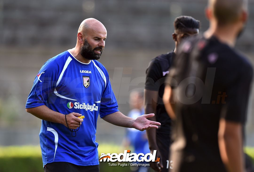  PALERMO, ITALY - APRIL 29:  Roberto Stellone, new head coach of US Citta' di Palermo leads a Palermo training session at Carmelo Onorato training center on April 29, 2018 in Palermo, Italy.  (Photo by Tullio M. Puglia/Getty Images) 