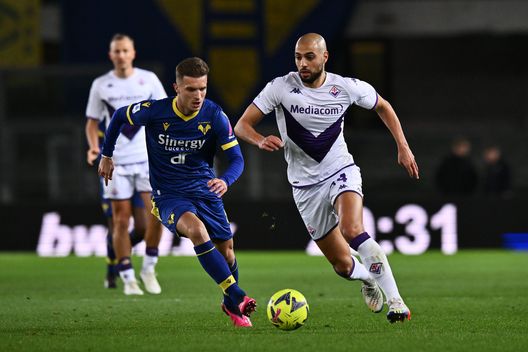 VERONA, ITALY - FEBRUARY 27: Sofyan Amrabat of ACF Fiorentina and Darko Lazovic of Hellas Verona battle for the ball during the Serie A match between Hellas Verona and ACF Fiorentina at Stadio Marcantonio Bentegodi on February 27, 2023 in Verona, Italy. (Photo by Alessandro Sabattini/Getty Images) Sofyan Amrabat