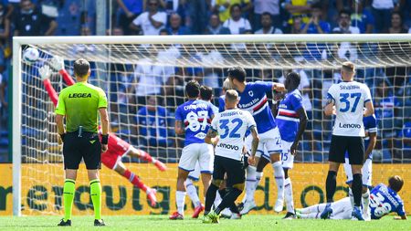 GENOA, ITALY - SEPTEMBER 12: Federico Dimarco of Inter (C) scores a goal on a free kick during the Serie A match between UC Sampdoria and FC Internazionale at Stadio Luigi Ferraris on September 12, 2021 in Genoa, Italy. (Photo by Getty Images)