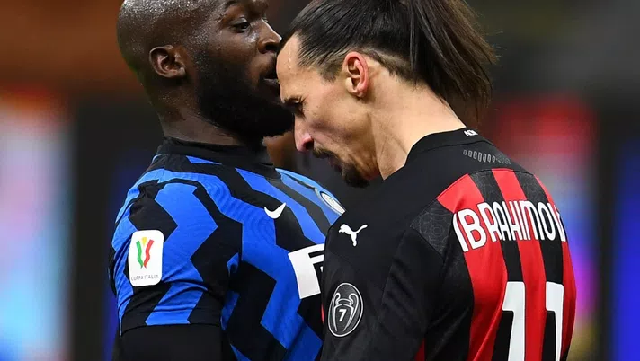 Romelu Lukaku FC Internazionale testa a testa con Zlatan Ibrahimovic dell'AC Milan durante il match di Coppa Italia (Getty Images)