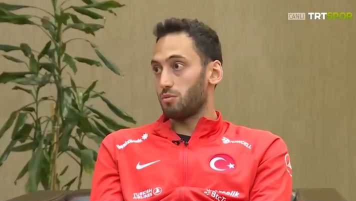 Calhanoglu: “Scudetto? Non abbiamo perso la speranza. Mi piace il nuovo ruolo” Calhanoglu: “Scudetto? Non abbiamo perso la speranza. Mi piace il nuovo ruolo” - immagine 1