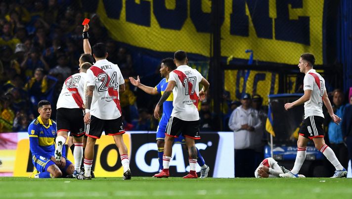 BUENOS AIRES, ARGENTINA - SEPTEMBER 11: Referee Darío Herrera shows a red card to Marcos Rojo of Boca Juniors during a match between Boca Juniors and River Plate as part of Liga Profesional 2022 at Estadio Alberto J. Armando on September 11, 2022 in Buenos Aires, Argentina. (Photo by Rodrigo Valle/Getty Images) BOCA VINCE MA IN 10