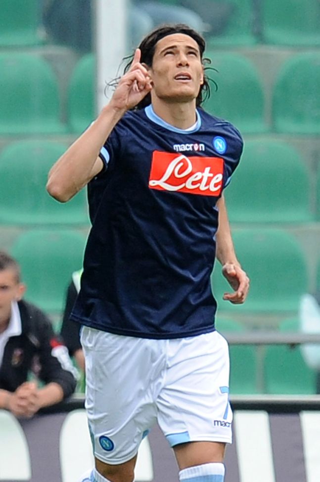 PALERMO, ITALY - APRIL 23: Edinson Cavani of Napoli celebrates after scoring the opening goal during the Serie A match between US Citta di Palermo and SSC Napoli at Stadio Renzo Barbera on April 23, 2011 in Palermo, Italy. (Photo by Tullio M. Puglia/Getty Images) Manchester United, la rivelazione di Cavani: “Neymar? Abbiamo avuto una discussione nello spogliatoio, vi racc- immagine 3