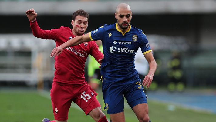 VERONA, ITALY - NOVEMBER 24:  Sofyan Amrabat (R) of Hellas Verona is challenged by Sebastian Cristoforo of ACF Fiorentina during the Serie A match between Hellas Verona and ACF Fiorentina at Stadio Marcantonio Bentegodi on November 24, 2019 in Verona, Italy.  (Photo by Emilio Andreoli/Getty Images) 