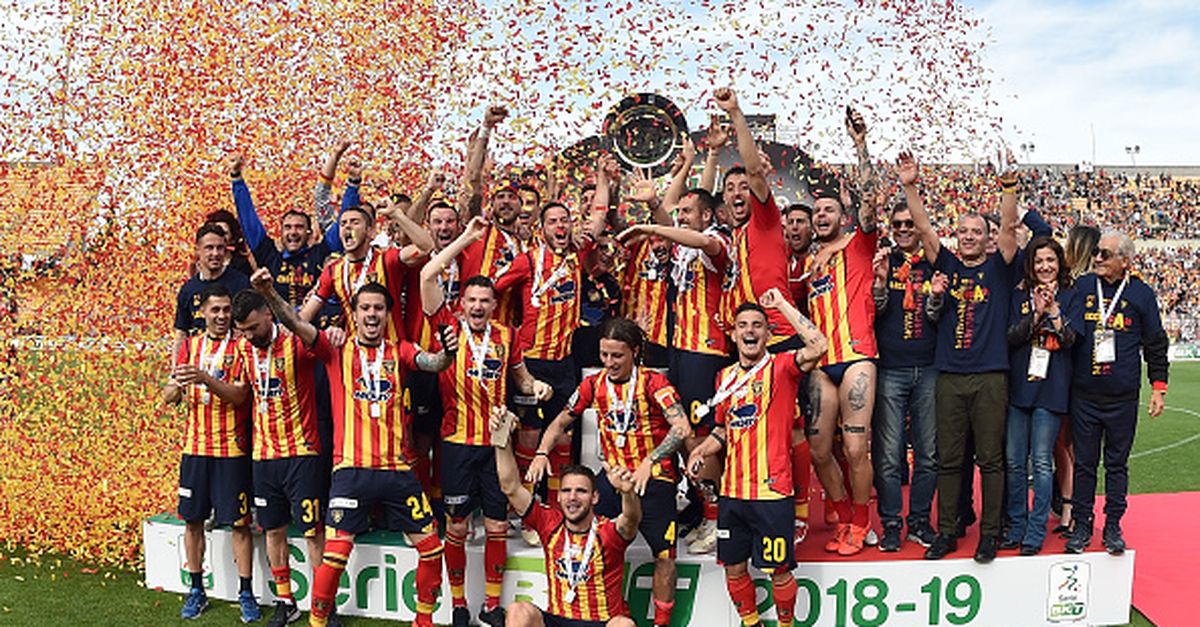 Lecce esulta dopo sette anni è tornato in Serie A. Palermo ai play off Foggia in C ITA Sport Lecce esulta dopo sette anni è tornato in Serie A. Palermo ai play off Foggia in C ITA Sport