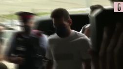VIDEO / Messi lascia Barcellona: ecco l’arrivo all’aeroporto con la famiglia