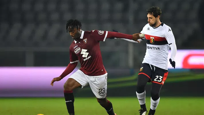 TURIN, ITALY - JANUARY 09:  Soualiho Meite (L) of Torino FC competes with Mattia Destro of Genoa CFC during the Coppa Italia match between Torino FC and Genoa CFC at Stadio Olimpico Grande Torino on January 9, 2020 in Turin, Italy.  (Photo by Valerio Pennicino/Getty Images)