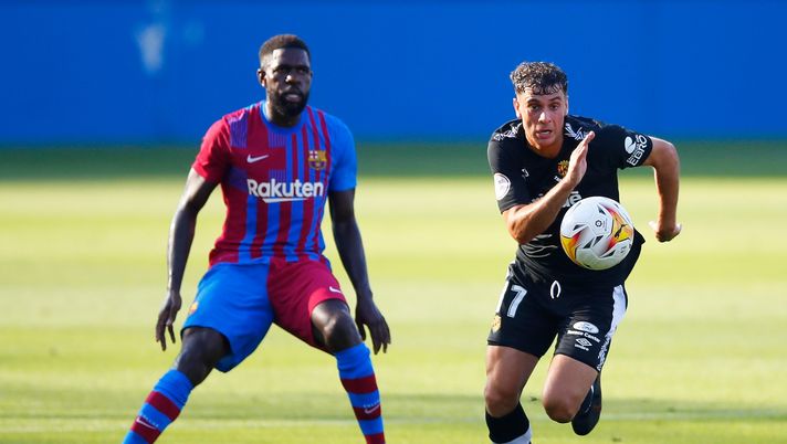 BARCELONA, SPAIN - JULY 21: Samuel Umtiti of FC Barcelona competes for the ball with Prats of Gimnastic de Tarragona during a friendly match between FC Barcelona and Gimnastic de Tarragona at Johan Cruyff Stadium on July 21, 2021 in Barcelona, Spain. (Photo by Eric Alonso/Getty Images) 