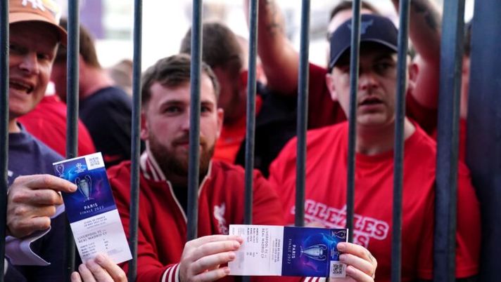 Liverpool fans stuck outside the ground show their match tickets during the UEFA Champions League Final at the Stade de France, Paris. Picture date: Saturday May 28, 2022. PA Photo. See PA story SOCCER Final. Photo credit should read: Adam Davy/PA Wire.
RESTRICTIONS: Use subject to restrictions. Editorial use only, no commercial use without prior consent from rights holder. SCONTRI TIFOSI PARIGI