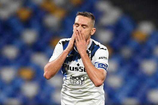  NAPLES, ITALY - FEBRUARY 03: Alejandro Darío Gómez of Atalanta BC reacts during the Coppa Italia match between SSC Napoli and Atalanta BC at Stadio Diego Armando Maradona on February 03, 2021 in Naples, Italy. Sporting stadiums around Italy remain under strict restrictions due to the Coronavirus Pandemic as Government social distancing laws prohibit fans inside venues resulting in games being played behind closed doors. (Photo by Francesco Pecoraro/Getty Images) 