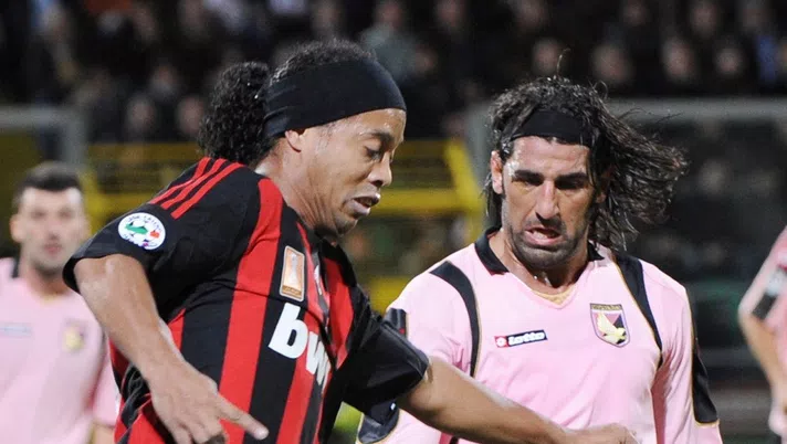 Morris Carrozzieri su Ronaldinho in un Palermo-Milan del 2008 (credits: GETTY Images)