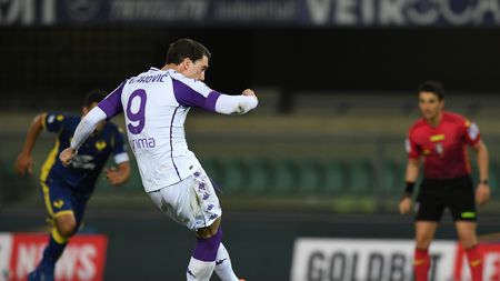 VERONA, ITALY - APRIL 20: Dusan Vlahovic of ACF Fiorentina scores their team's first goal from the penalty spot during the Serie A match between Hellas Verona FC and ACF Fiorentina at Stadio Marcantonio Bentegodi on April 20, 2021 in Verona, Italy. Sporting stadiums around Italy remain under strict restrictions due to the Coronavirus Pandemic as Government social distancing laws prohibit fans inside venues resulting in games being played behind closed doors. (Photo by Alessandro Sabattini/Getty Images) VERONA, ITALY - APRIL 20: Dusan Vlahovic of ACF Fiorentina scores their team's first goal from the penalty spot during the Serie A match between Hellas Verona FC and ACF Fiorentina at Stadio Marcantonio Bentegodi on April 20, 2021 in Verona, Italy. Sporting stadiums around Italy remain under strict restrictions due to the Coronavirus Pandemic as Government social distancing laws prohibit fans inside venues resulting in games being played behind closed doors. (Photo by Alessandro Sabattini/Getty Images)