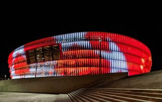  Lo stadio San Mames, casa dell'Athletic Bilbao - fonte www.sanmames.org[/caption] Circa 220&nbsp;milioni di Euro&nbsp;&nbsp;&nbsp;&nbsp;[caption id="attachment_40435" align="alignright" width="320"] L'interno dell'Estadio San Mames - fonte www.marca.com[/caption]Il nuovo San Mames ospita i baschi dell'Athletic dal 2013 in una cornice pittoresca e affascinante. I costi per la sua costruzione non hanno gravato eccessivamente sulle casse del club: &egrave; stata creata infatti una societ&agrave;, la San Mames Barria, tra i quali soci figura proprio il Bilbao e che tuttora detiene la propriet&agrave; dell'impianto. L'Athletic consente cos&igrave; ai suoi tifosi di poter vivere le partite con grande calore e, come sostenuto anche da molti giocatori della Liga, questo risulta essere uno dei campi pi&ugrave; belli e difficili d'Europa. L'impianto per&ograve; non &egrave; solo dedicato al calcio, ma &egrave; attento anche alle esigenze della citt&agrave;. Ospita infatti un polo tecnologico dell'Universit&agrave; e offre un attrezzatissimo centro per gli sport acquatici: dispone di una piscina olimpionica multifunzionale, adatta sia per il nuoto agonistico che per quello ricreativo, e ha anche zone dedicate al fitness e al benessere. Numerose poi le attivit&agrave; commerciali collegate, il tutto facilmente accessibile, grazie alla realizzazione di una nuova strada d'accesso appositamente dedicata. Grande l'affluenza di giovani e non, che possono godere di questa magnifica struttura a 360&deg;, con il club che sorride per gli oltre 50 milioni annui di utili.&nbsp;&nbsp;[caption id="attachment_40433" align="alignleft" width="276"] Cornell&agrave;-El Prat, casa dell'Espanyol - fonte www.centrocampista.com[/caption] Circa 65 milioni di euro&nbsp;&nbsp;&nbsp;&nbsp;[caption id="attachment_40437" align="alignright" width="259"] Interno dell'Estadi Cornell&agrave;-El Prat - fonte www.panoramio.com 