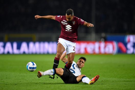 TURIN, ITALY - MARCH 13: Koffi Djidji of Torino FC is challenged by Lautaro Martinez of FC Internazionale during the Serie A match between Torino FC and FC Internazionale at Stadio Olimpico di Torino on March 13, 2022 in Turin, Italy. (Photo by Valerio Pennicino/Getty Images) Torino, i giocatori in scadenza nel 2023: spiccano Zaza e Verdi. E Singo…- immagine 3