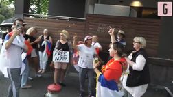 VIDEO / Serbi e no vax a difesa di Djokovic: le proteste in strada in Australia