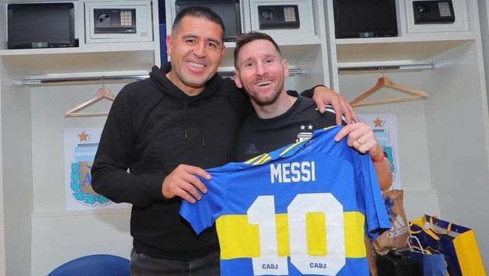 Vittoria nel Superclasico e non solo: la foto di Messi con Riquelme e la maglia del Boca Vittoria nel Superclasico e non solo: la foto di Messi con Riquelme e la maglia del Boca - immagine 1