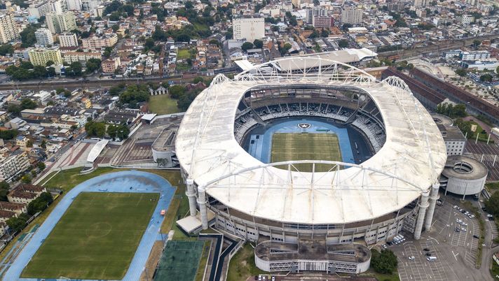 RIO DE JANEIRO, BRAZIL - JUNE 08: Aerial view of Nilton Santos stadium ahead of Copa America Brazil 2021 on June 08, 2021 in Rio de Janeiro, Brazil. After a controversial decision, CONMEBOL determined Brazil will host the next Copa America from June 13 to July 11. The tournament, initially planned to be co-hosted by Colombia and Argentina, will be organized by Brazil, a country hit hard by coronavirus and a political crisis. Host Cities will be Rio de Janeiro, Cuiaba, Goiania and Brasilia. (Photo by Buda Mendes/Getty Images) Fluminense, atto d’accusa: il Flamengo vuol portare il derby Fla-Flu a Brasilia - immagine 1