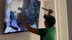 VIDEO Messico eliminato dal Mondiale, tifoso furioso: pugni e coltellate alla tv
