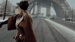 Wanda Nara, nuovo scatto tra neve e Tour Eiffel: “Non lasciarti fermare…”