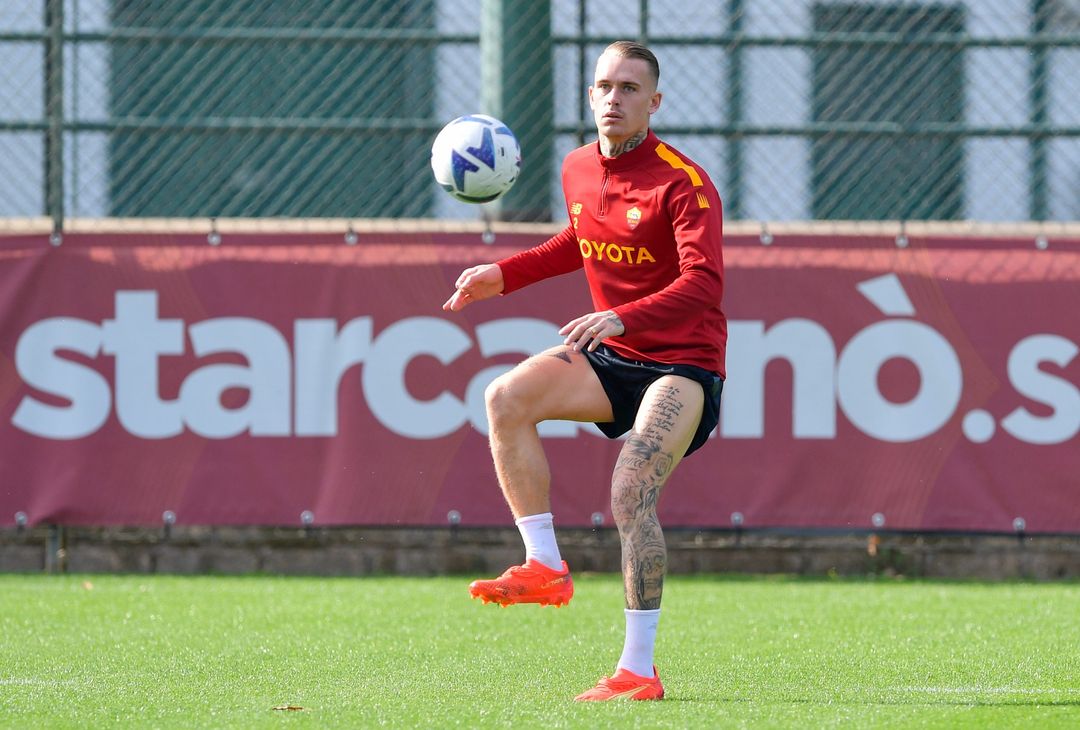 Trigoria, Dybala in gruppo prima della sfida con il Torino – FOTO GALLERY - immagine 45