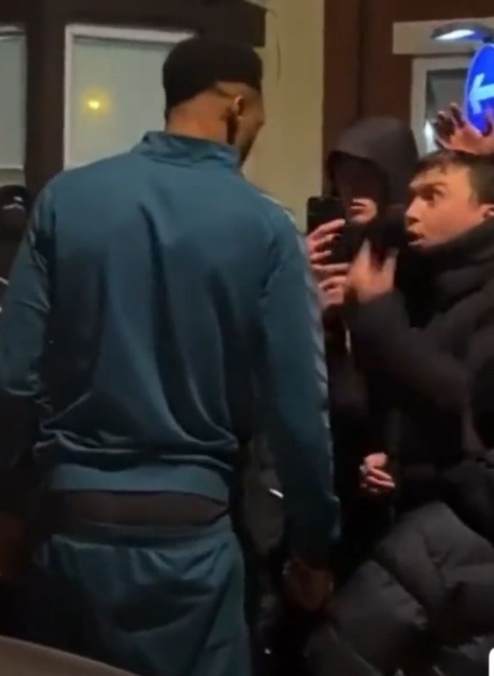 Crisi Everton: Yerry Mina si ferma in strada per parlare con i tifosi- immagine 2