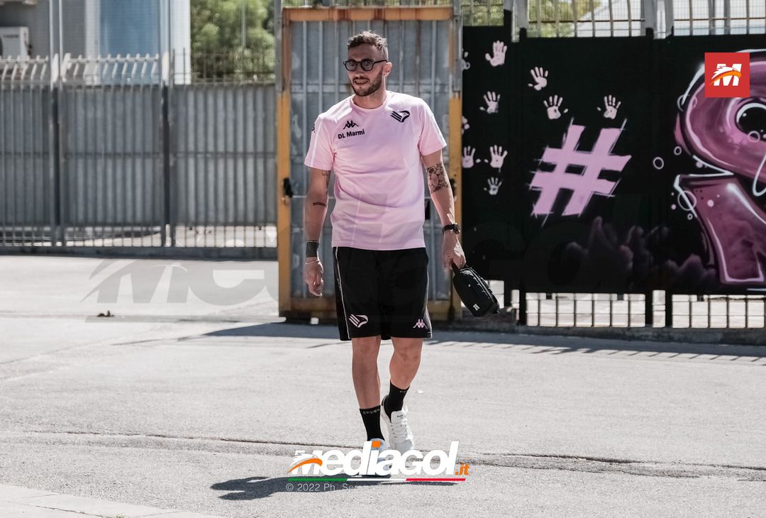 FOTO Reggina-Palermo, i rosanero di Corini in partenza dal “Renzo Barbera” (Gallery) - immagine 19