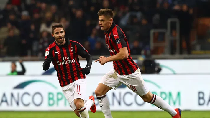 Krzysztof Piatek festeggiato da Fabio Borini, Milan, Getty Images