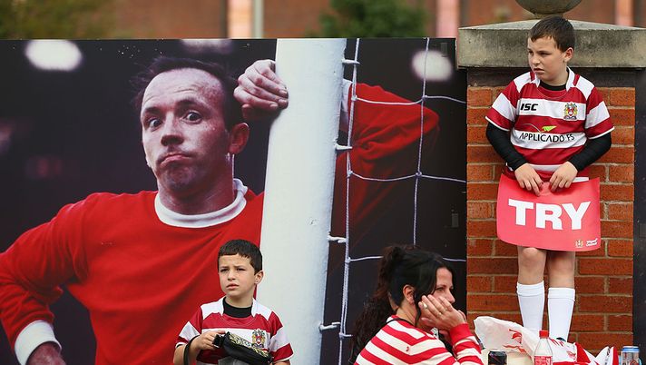MANCHESTER, ENGLAND - OCTOBER 05: Supporters of Wigan Warriors alongside a photograph of Manchester United legend Nobby Stiles ahead of the Super League Grand Final between Warrington Wolves and Wigan Warriors at Old Trafford on October 5, 2013 in Manchester, England. (Photo by Michael Steele/Getty Images) MANCHESTER, ENGLAND - OCTOBER 05: Supporters of Wigan Warriors alongside a photograph of Manchester United legend Nobby Stiles ahead of the Super League Grand Final between Warrington Wolves and Wigan Warriors at Old Trafford on October 5, 2013 in Manchester, England. (Photo by Michael Steele/Getty Images)