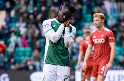 Il suo Aberdeen sta perdendo 6-0, giovane tifoso si fa un pisolino sugli spalti- immagine 2