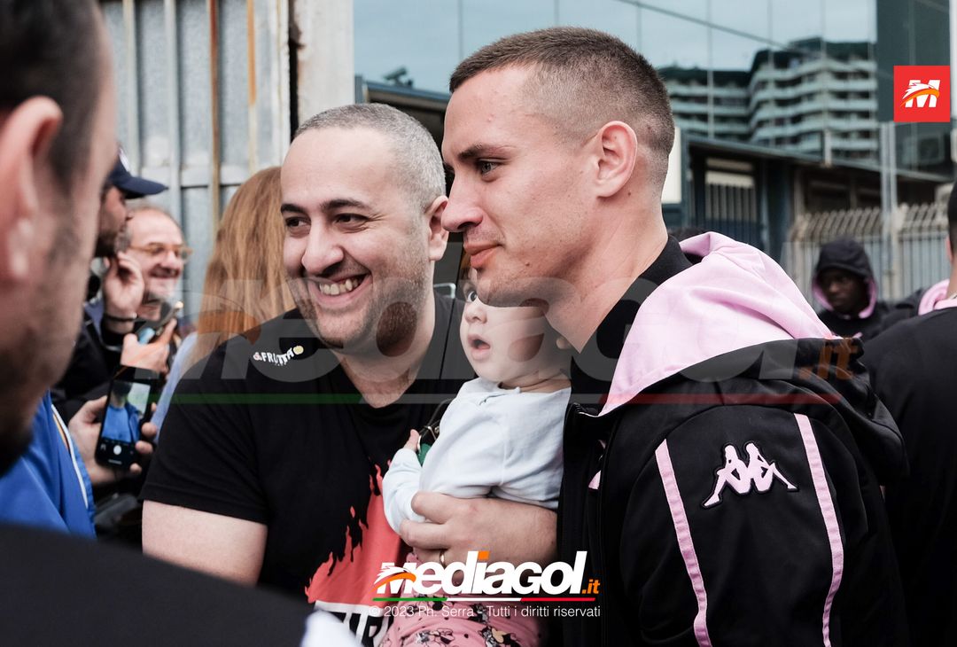 FOTO Cagliari-Palermo, i Rosanero in partenza dal “Renzo Barbera” (GALLERY) - immagine 3