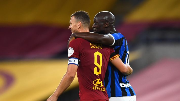 ROME, ITALY - JULY 19:  Romelu Menama Lukaku Bolingoli of FC Internazionale and  Edin Dzeko of AS Roma chat during the Serie A match between AS Roma and  FC Internazionale at Stadio Olimpico on July 19, 2020 in Rome, Italy.  (Photo by Claudio Villa - Inter/Inter via Getty Images) 