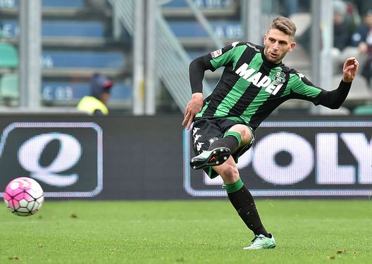 REGGIO NELL'EMILIA, ITALY - MARCH 06: Domenico Berardi 0f US Sassuolo Calcio in action during the Serie A match between US Sassuolo Calcio and AC Milan at Mapei Stadium - Città del Tricolore on March 6, 2016 in Reggio nell'Emilia, Italy. (Photo by Giuseppe Bellini/Getty Images) REGGIO NELL'EMILIA, ITALY - MARCH 06: Domenico Berardi 0f US Sassuolo Calcio in action during the Serie A match between US Sassuolo Calcio and AC Milan at Mapei Stadium - Città del Tricolore on March 6, 2016 in Reggio nell'Emilia, Italy. (Photo by Giuseppe Bellini/Getty Images)