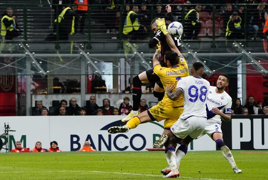 MILAN, ITALY - NOVEMBER 13: Rade Krunić of AC Milan jumps for the ball during the Serie A match between AC Milan and ACF Fiorentina at Stadio Giuseppe Meazza on November 13, 2022 in Milan, Italy. (Photo by Pier Marco Tacca/AC Milan via Getty Images) Il commento: “VAR-icomio, dove i matti sembrano i medici”- immagine 2
