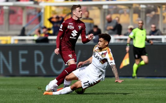 LECCE, ITALY - MARCH 12: Valentin Gendrey of Lecce competes for the ball with Ivan Ilic of Torino during the Serie A match between US Lecce and Torino FC at Stadio Via del Mare on March 12, 2023 in Lecce, Italy. (Photo by Maurizio Lagana/Getty Images)