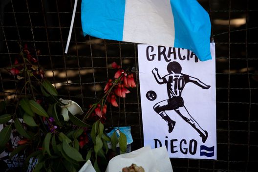 VILLA FIORITO, ARGENTINA - NOVEMBER 26: A drawing of Diego Armando Maradona that reads in spanish 'Thanks Diego' on the house where the football legend was born on November 26, 2020 in Fiorito, Buenos Aires Province, Argentina. Maradona died of a heart attack at his home on Thursday 25 aged 60. He is considered among the best footballers in history and lead his national team to the World Cup in 1986. President of Argentina Alberto Fernandez declared three days of national mourning. (Photo by Tomas Cuesta/Getty Images) Pompei, ecco “Via Maradona”, strada e murales dedicata al fuoriclasse argentino- immagine 2