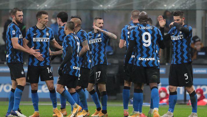 MILAN, ITALY - DECEMBER 05: Achraf Hakimi of FC Internazionale celebrates his second goal with his team-mates during the Serie A match between FC Internazionale and Bologna FC at Stadio Giuseppe Meazza on December 05, 2020 in Milan, Italy. (Photo by Emilio Andreoli - Inter/Inter via Getty Images) 