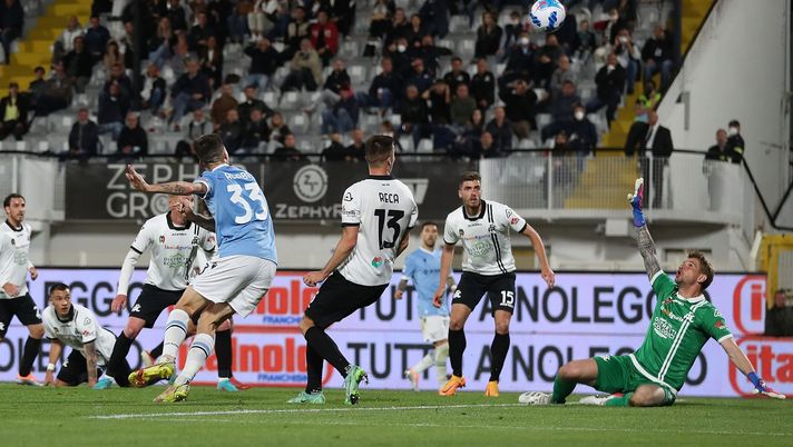 LA SPEZIA, ITALY - APRIL 30: Francesco Acerbi of SS Lazio scores a goal during the Serie A match between Spezia Calcio and SS Lazio at Stadio Alberto Picco on April 30, 2022 in La Spezia, Italy. (Photo by Gabriele Maltinti/Getty Images) La Lazio passa nel recupero, ma il gol è in fuorigioco? Bufera sui social - immagine 1