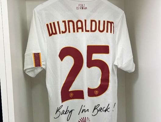 Lecce-Roma, Wijnaldum mostra la maglia negli spogliatoi: “Sono tornato” Lecce-Roma, Wijnaldum mostra la maglia negli spogliatoi: “Sono tornato” - immagine 1