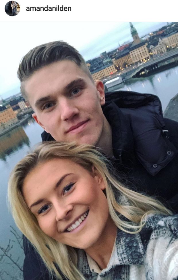 Erano tutti e due nel Brighton, maschile e femminile: ora Viktor è ad Amburgo e ha voglia di rivedere Amanda... Erano tutti e due nel Brighton, maschile e femminile: ora Viktor è ad Amburgo e ha voglia di rivedere Amanda...