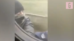 VIDEO Trenord, folle bravata di due ragazzi: aggrappati al mezzo in corsa