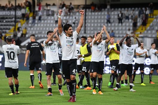 LA SPEZIA, ITALY - AUGUST 14: Dimitrios Nikolaou of Spezia Calcio celebrates the victory with teammates at the end of the Serie A match between Spezia Calcio and Empoli FC at Stadio Alberto Picco on August 14, 2022 in La Spezia, Italy. (Photo by Valerio Pennicino/Getty Images) Nikolaou, ora o mai più: ultimo tentativo domani- immagine 2