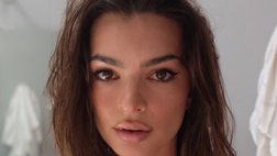 Emily manda in tilt i social. Lo scatto in topless della Ratajkowski fa impazzire il web