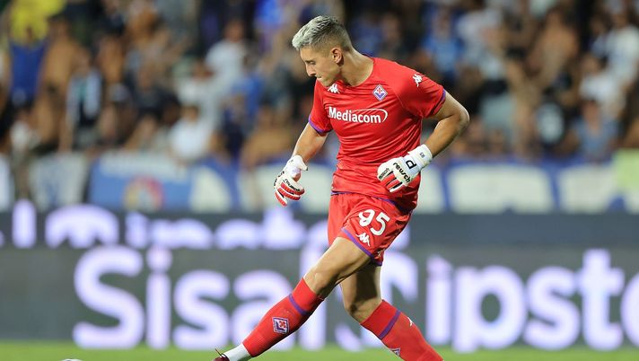 EMPOLI, ITALY - AUGUST 21: Pierluigi Gollini goalkeeper of ACF Fiorentina in action during the Serie A match between Empoli FC and ACF Fiorentina at Stadio Carlo Castellani on August 21, 2022 in Empoli, . (Photo by Gabriele Maltinti/Getty Images) Galli: “Gollini deve ripartire dal basso. Martinelli promette bene, farei così” - immagine 1