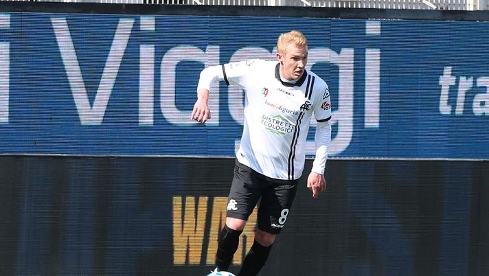 LA SPEZIA, ITALY - APRIL 02: Viktor Viktorovyc Kovalenko of Spezia Calcio in action during the Serie A match between Spezia Calcio and Venezia FC at Stadio Alberto Picco on April 2, 2022 in La Spezia, Italy. (Photo by Gabriele Maltinti/Getty Images) Ucraina, Kovalenko: “Preoccupato per la mia famiglia, i russi sparano e bombardano” - immagine 1