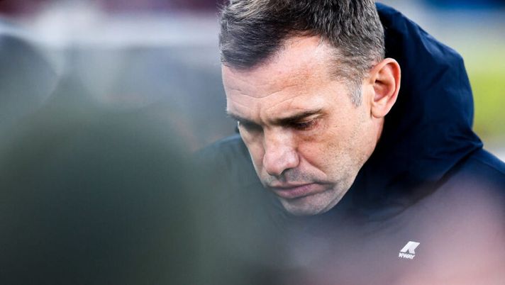 GENOA, ITALY - DECEMBER 10: Andriy Shevchenko head coach of Genoa looks on before the Serie A match between Genoa CFC and UC Sampdoria at Stadio Luigi Ferraris on December 10, 2021 in Genoa, Italy. (Photo by Getty Images) Comunicato Genoa: “Due calciatori della prima squadra sono positivi al Covid” - immagine 1