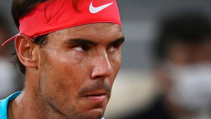 Spain's Rafael Nadal reacts as he plays against Serbia's Novak Djokovic during their men's final tennis match at the Philippe Chatrier court on Day 15 of The Roland Garros 2020 French Open tennis tournament in Paris on October 11, 2020. (Photo by Anne-Christine POUJOULAT / AFP) (Photo by ANNE-CHRISTINE POUJOULAT/AFP via Getty Images) Nadal prima il Real… e poi il tennis: ha chiesto di spostare l’orario del match per la sfida con il City - immagine 1